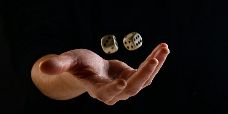 骰寶Sic Bo是由久遠以前的中國,士兵將石、骨頭擲到碗裡進行比大小的雛型。
